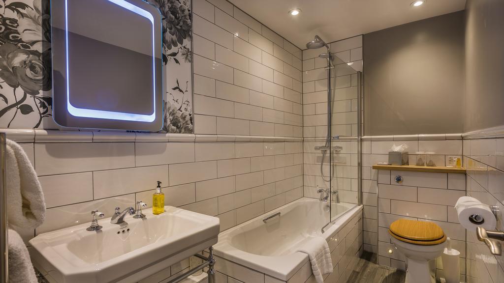 The Three Swans Hotel, Hungerford, Berkshire 객실 사진